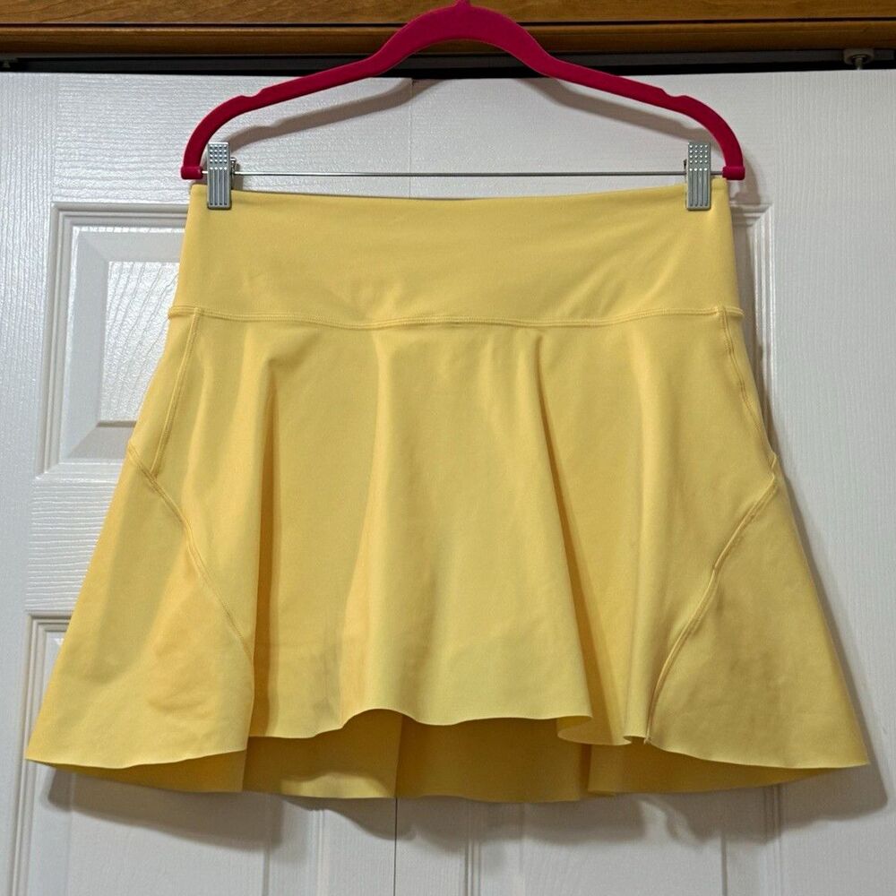 Athleta Ace Tennis Skort 15.5 in Yellow Size M Build in Shorts